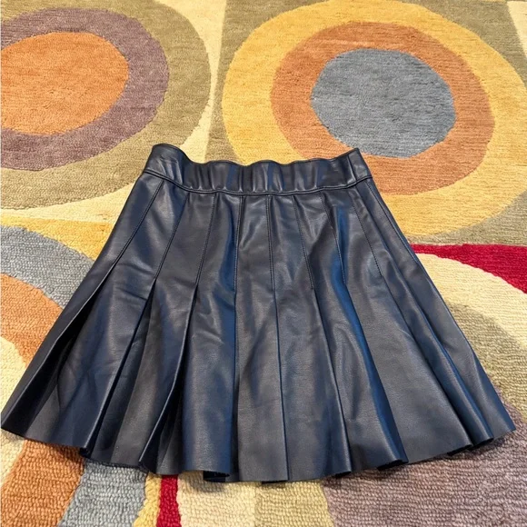 Abercrombie & Fitch Vegan Black Leather High Waisted Pleated Skirt Women’s XS - Picture 3 of 3